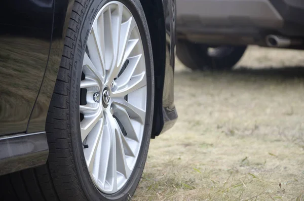 Toyota corolla kolo s pneumatikami Bridgestone turanza a hliníkovými ráfky — Stock fotografie