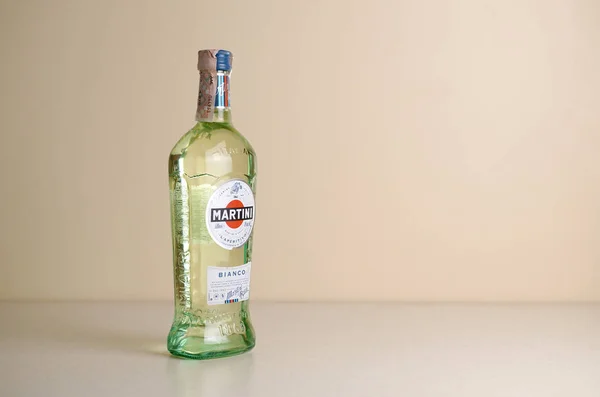 Pullo Vermouth Martini Rossi lähikuva logo beige seinä tausta — kuvapankkivalokuva