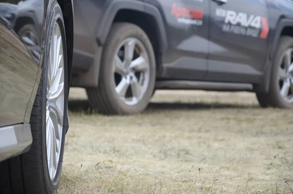 Koło Toyota Corolla z oponami Bridgestone Turanza i aluminiowymi felgami — Zdjęcie stockowe