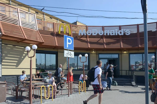 Restaurante McDonald 's em Suzdalsky fileiras st 9 em Kharkov, Ucrânia — Fotografia de Stock