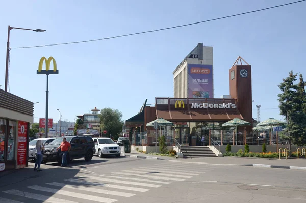 Mcdonald 's étterem Poltavsky Shlyakh 58-ban Harkovban, Ukrajnában — Stock Fotó