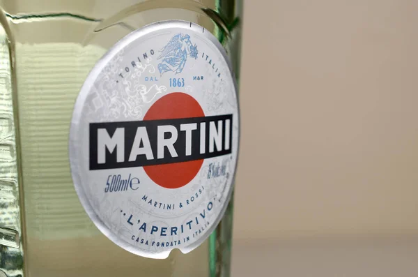 Pullo Vermouth Martini Rossi lähikuva logo beige seinä tausta — kuvapankkivalokuva