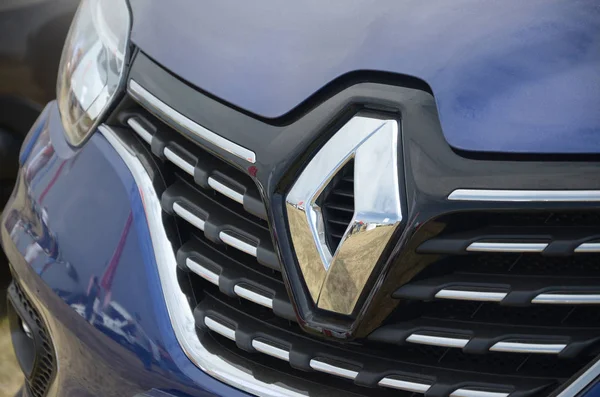 Λογότυπο Renault σε μπλε αυτοκίνητο μπροστά μέρος κοντά σε εξωτερικούς χώρους — Φωτογραφία Αρχείου