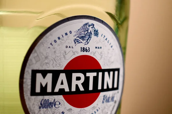 Бутылка Вермута Мартини Росси закрыть логотип на бежевом фоне стены — стоковое фото