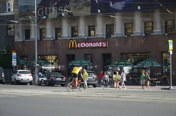 Mcdonald 's restaurant in pavlovskaya platz 6 in kharkov, ukraine — Stockfoto