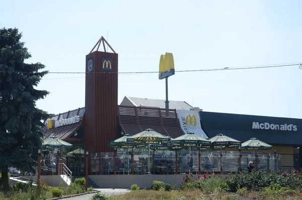 Mcdonald 's restaurant in poltavsky schljach 58 in kharkov, ukraine — Stockfoto