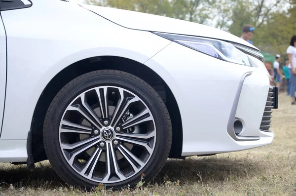 Toyota corolla τροχό με dunlop σπορ maxx ελαστικά και ζάντες αλουμινίου — Φωτογραφία Αρχείου