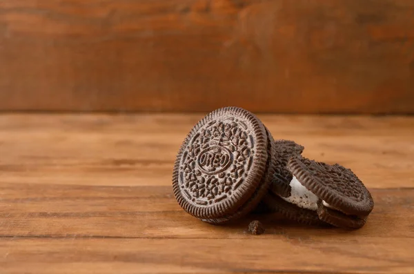 Muchas galletas de crema de bocadillo OREO sobre fondo de madera — Foto de Stock