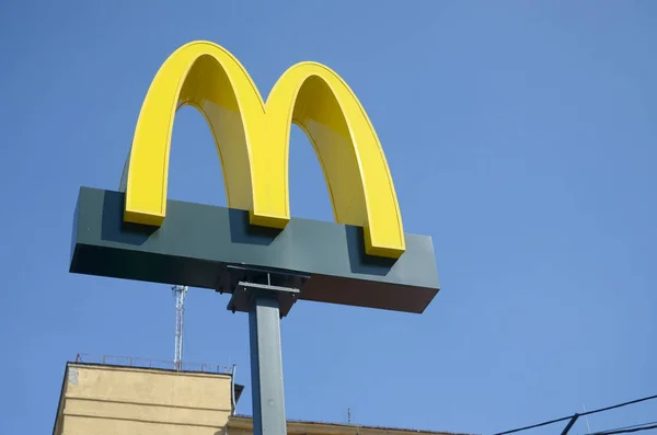 McDonalds желтый большой логотип на голубом фоне неба — стоковое фото