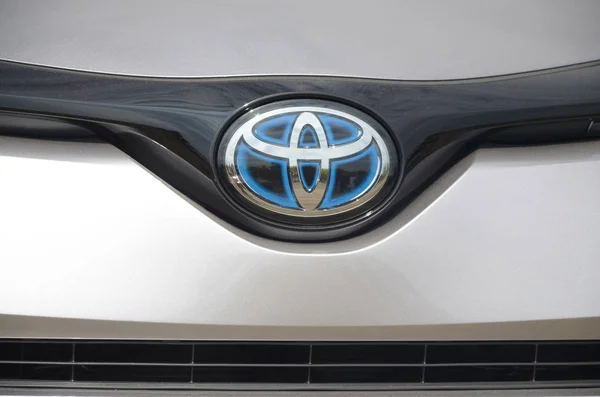Λογότυπο Toyota σε ασημί αυτοκίνητο μπροστά μέρος κοντά σε εξωτερικούς χώρους — Φωτογραφία Αρχείου