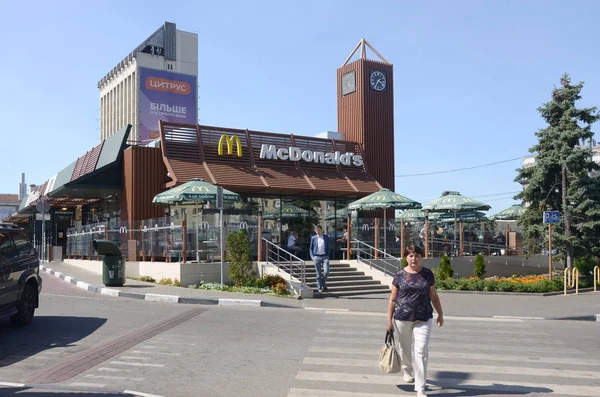 Mcdonald 's étterem Poltavsky Shlyakh 58-ban Harkovban, Ukrajnában — Stock Fotó