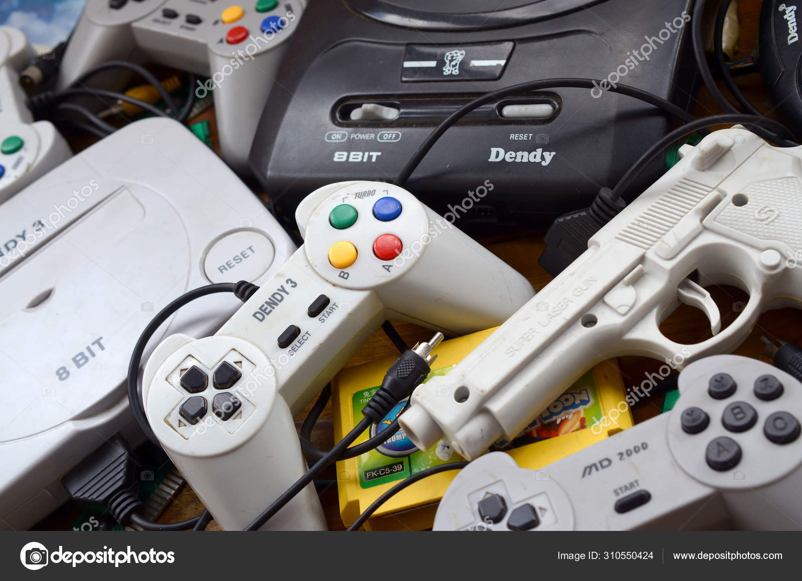Pile of old 8-bit video game consoles and many gaming accessories like a  joysticks and cartridges – Stock Editorial Photo © Mehaniq #310550424