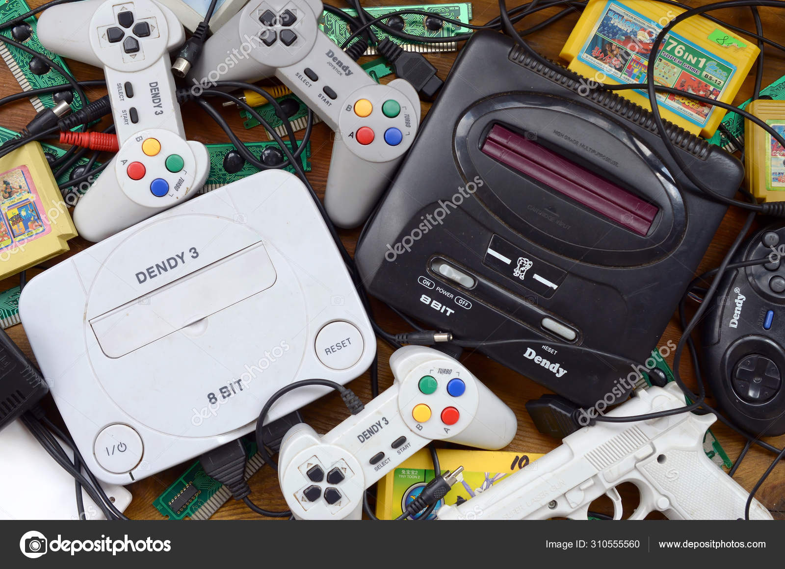 Pilha de consoles de videogame antigos de 8 bits e muitos