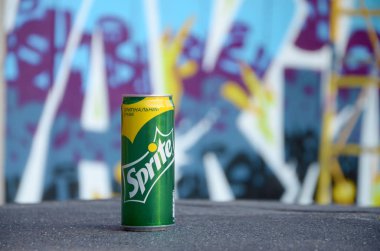 Açık havada bulanık renkli arka planda Sprite klasik içecek kutusu