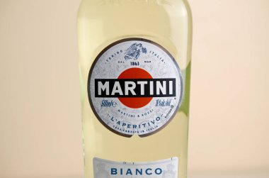 Bir şişe Vermouth Martini Rossi Bej duvar arkaplanındaki logoyu kapat