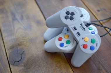 Dendy video oyunu konsolu tahta bir masa üzerinde klasik denetleyiciler