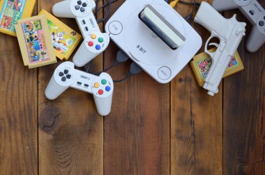 Eski 8-bit video oyun konsolu ve joystickler ve kartuşlar gibi birçok oyun aksesuarı