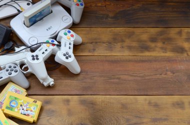 Eski 8-bit video oyun konsolu ve joystickler ve kartuşlar gibi birçok oyun aksesuarı