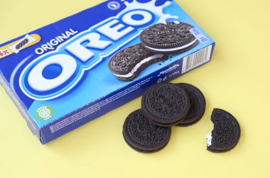 Sarı arkaplanlı birçok Oreo sandviç kremalı bisküvi.