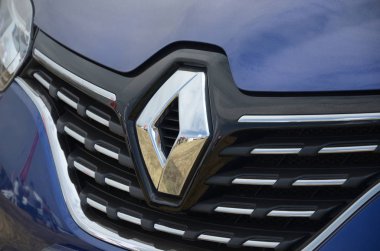 Mavi arabalı Renault logosu. Ön taraf açık hava kapanıyor.