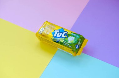 Parlak çok renkli düz arkaplanda Tuc çerez paketi