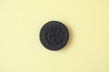 Sarı arka planda Oreo sandviç kremalı bisküvi.