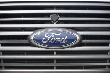 Mavi arabalı Ford logosu. Ön tarafı kapalı.