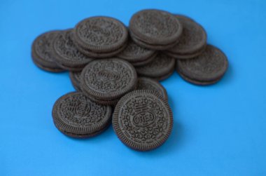 Mavi arka planda birçok Oreo sandviç kremalı bisküvi.