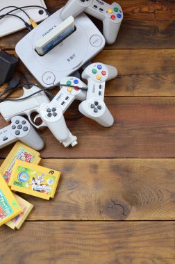 Eski 8-bit video oyun konsolu ve joystickler ve kartuşlar gibi birçok oyun aksesuarı