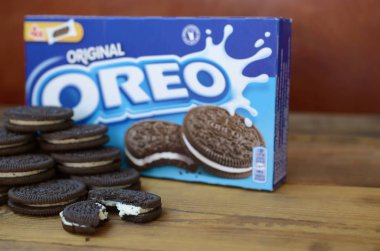 Bir sürü Oreo sandviç kremalı bisküvi ve ahşap arka planda paketler.