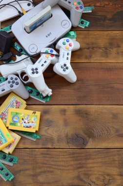 Eski 8-bit video oyun konsolu ve joystickler ve kartuşlar gibi birçok oyun aksesuarı