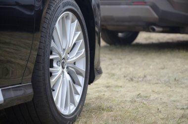 Köprü taşı turanza lastikleri ve alüminyum jantlı Toyota Corolla tekerleği