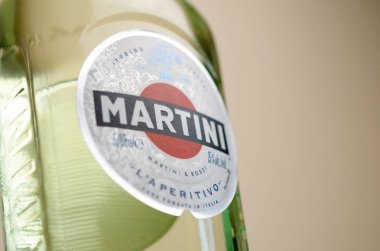 Bir şişe Vermouth Martini Rossi Bej duvar arkaplanındaki logoyu kapat
