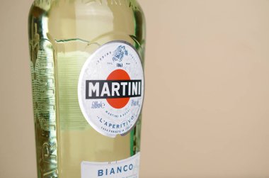 Bir şişe Vermouth Martini Rossi Bej duvar arkaplanındaki logoyu kapat