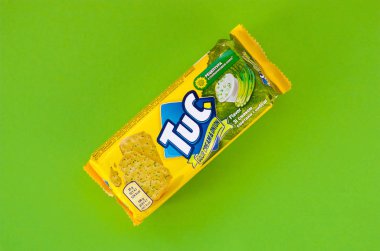 Parlak yeşil arka planda Tuc çerez paketi