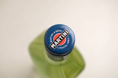 Bir şişe Vermouth Martini Rossi Bej duvar arkaplanındaki logoyu kapat