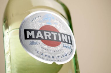 Bir şişe Vermouth Martini Rossi Bej duvar arkaplanındaki logoyu kapat