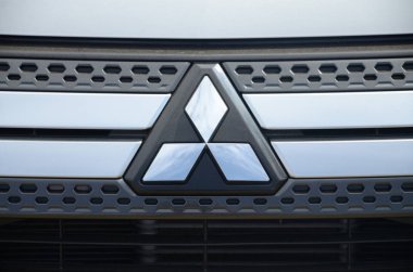 Siyah arabalı Mitsubishi logosu. Ön taraf kapalı.