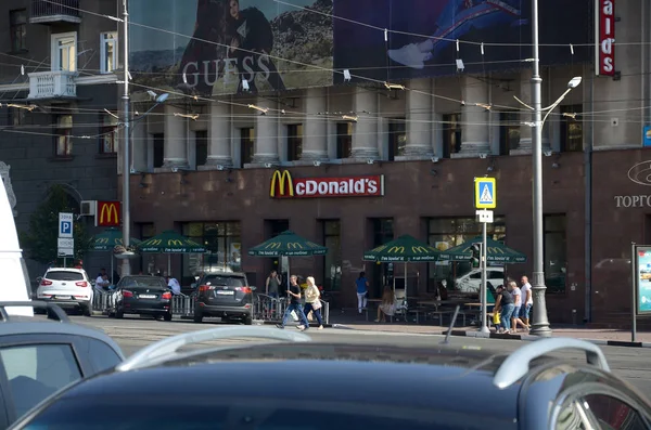 Mcdonald 's Restaurant in Pavlovskaja plein 6 in Kharkov, Oekraïne — Stockfoto