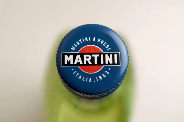 Бутылка Вермута Мартини Росси закрыть логотип на бежевом фоне стены — стоковое фото