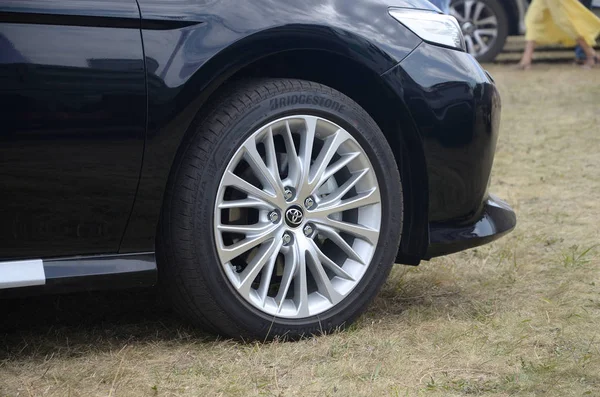 Rueda Toyota corolla con ruedas bridgestone turanza y llantas de aluminio — Foto de Stock