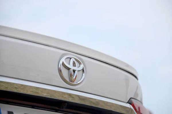Logotipo de Toyota en parte trasera del coche blanco de cerca al aire libre — Foto de Stock