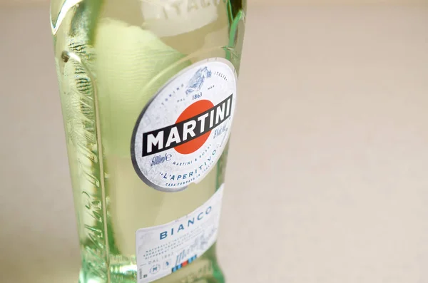Vermouth Martini Rossi的酒瓶在米色墙的背景上贴上标签 — 图库照片