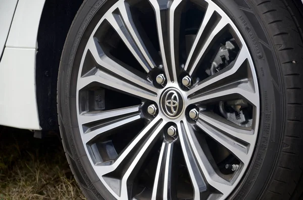 Колесо "Тойота королла" зі спортивними шинами та алюмінієвими ободами. — стокове фото