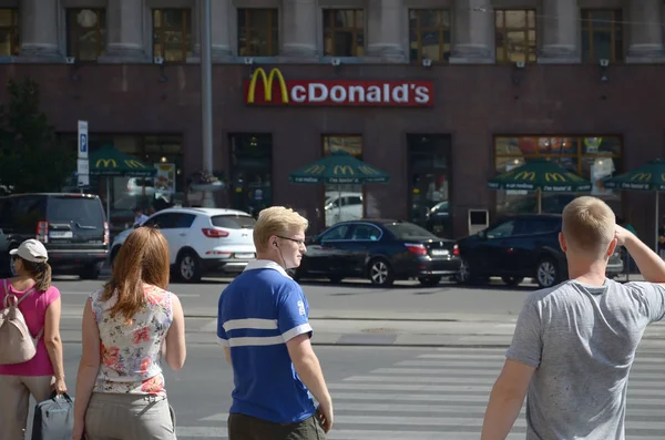 Restaurante McDonald 's em Pavlovskaya Square 6 em Kharkov, Ucrânia — Fotografia de Stock