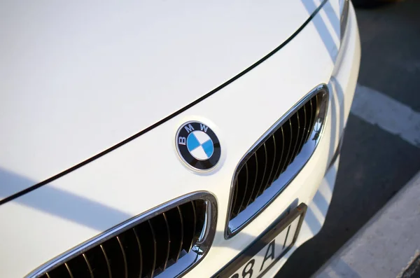 Vue avant de la voiture BMW blanche avec logo de l'entreprise — Photo