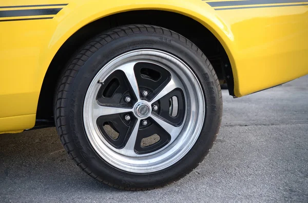 Park yerinde parlak sarı renkli Ford Mustang Mach 1 tekerleği — Stok fotoğraf