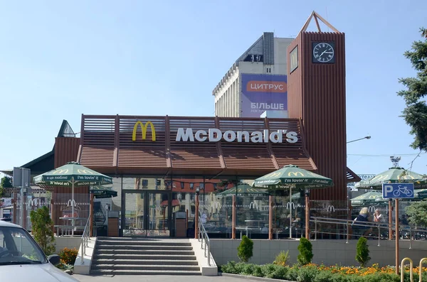 Ресторан McDonald 's в Полтавском Шлях 58 в Харькове, Украина — стоковое фото