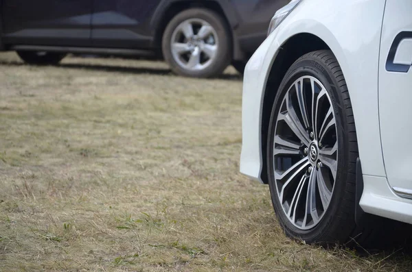 Toyota corolla kolo s dunlop sport maxx pneumatiky a hliníkové ráfky — Stock fotografie