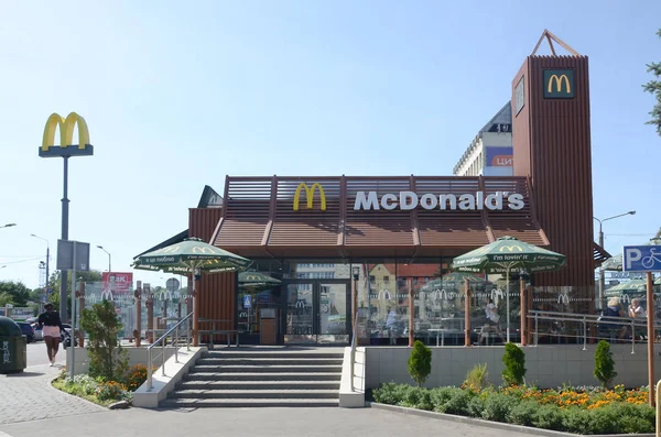 Restaurante McDonald 's em Poltavsky Shlyakh 58 em Kharkov, Ucrânia — Fotografia de Stock